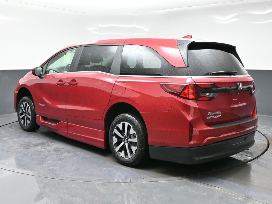 Red Honda Odyssey image number 1