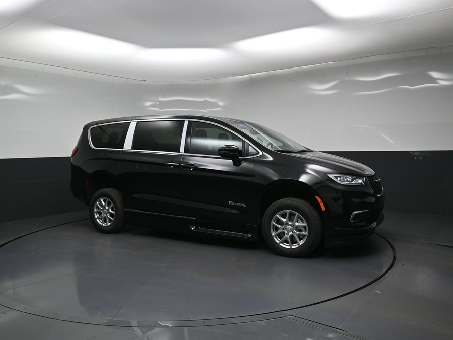 Black Chrysler Pacifica image number 14