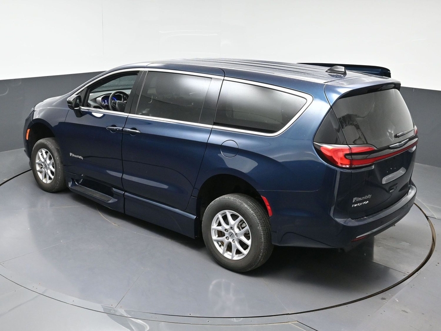 Used 2025 Chrysler Pacifica Select - BraunAbility Side Entry In Floor Automatic Ramp