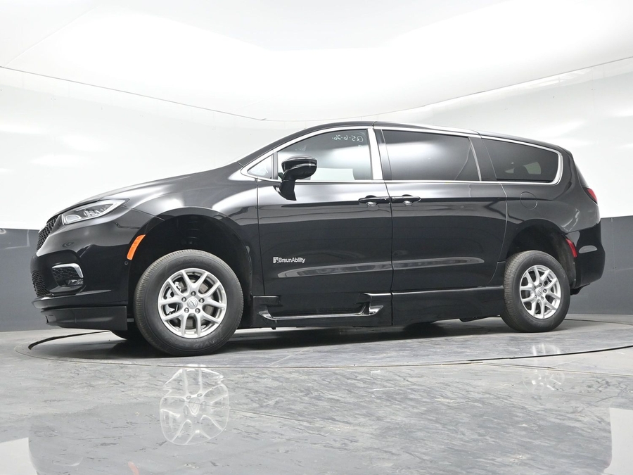 Black Chrysler Pacifica image number 16