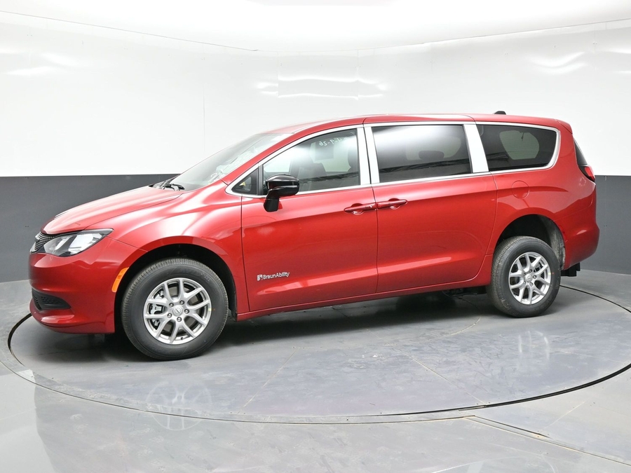 Red Chrysler Voyager image number 2