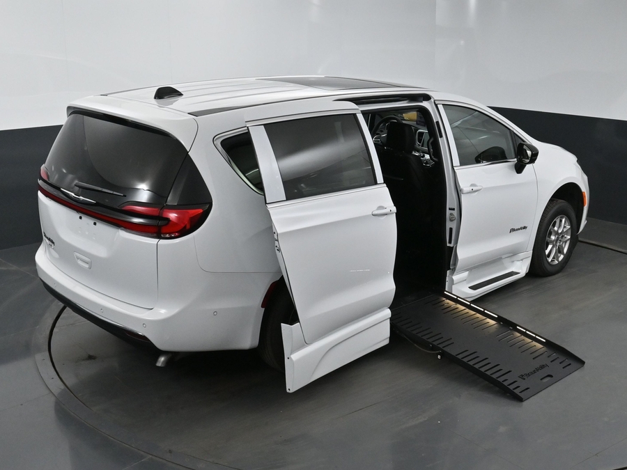 White Chrysler Pacifica image number 3