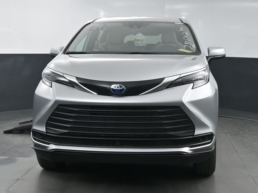 New 2025 Toyota Sienna Hybrid LE - BraunAbility Side Entry Entry Fold Out Automatic Ramp