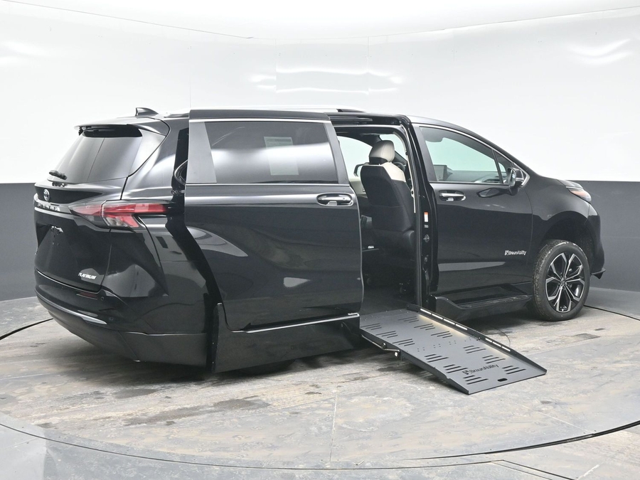 New 2025 Toyota Sienna Hybrid Platinum - BraunAbility Side Entry Entry Fold Out Automatic Ramp