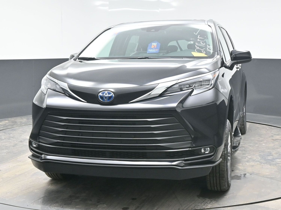 Black Toyota Sienna image number 1