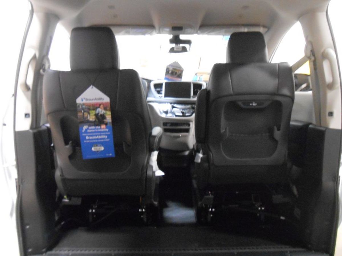 White Chrysler Pacifica image number 13