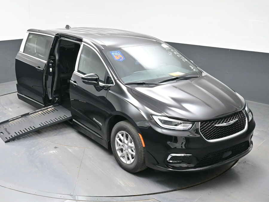 Black Chrysler Pacifica image number 8