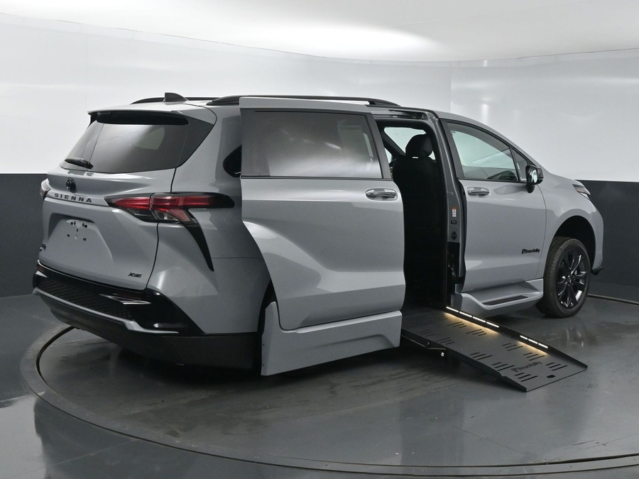 New 2025 Toyota Sienna Hybrid XSE - BraunAbility Side Entry Entry Fold Out Automatic Ramp