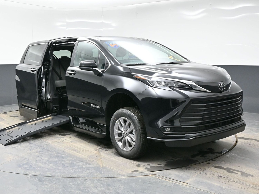 New 2026 Toyota Sienna Hybrid XLE Base - BraunAbility Side Entry Entry Fold Out Automatic Ramp