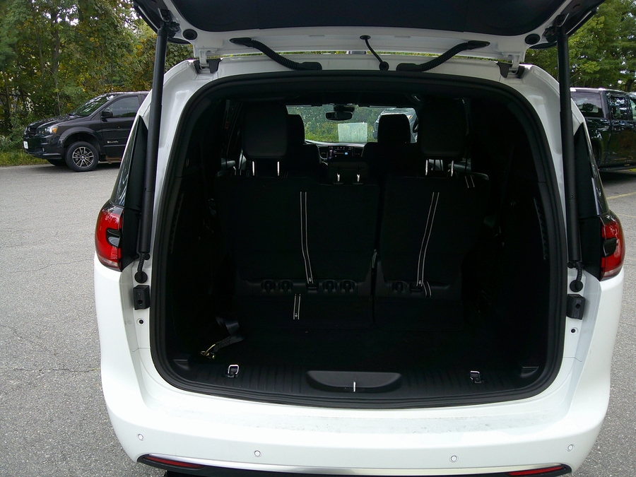 White Chrysler Pacifica image number 12