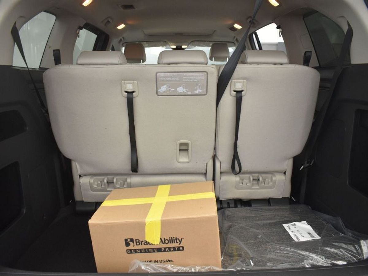 Grey Honda Odyssey image number 13