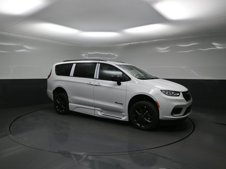 White Chrysler Pacifica image number 10