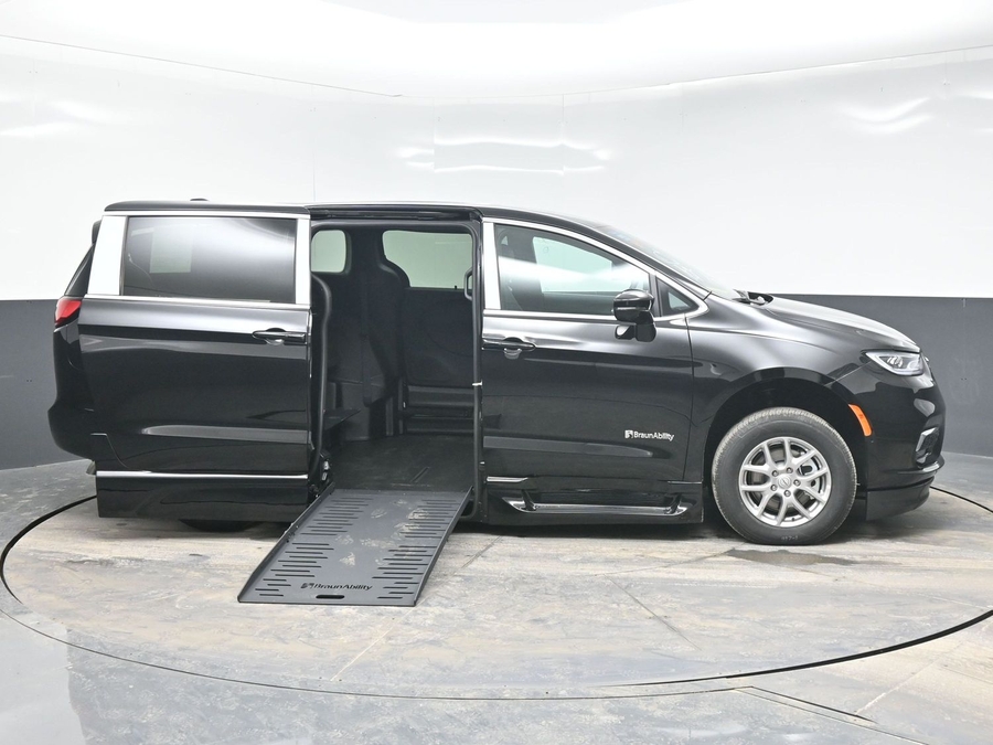 Black Chrysler Pacifica image number 5