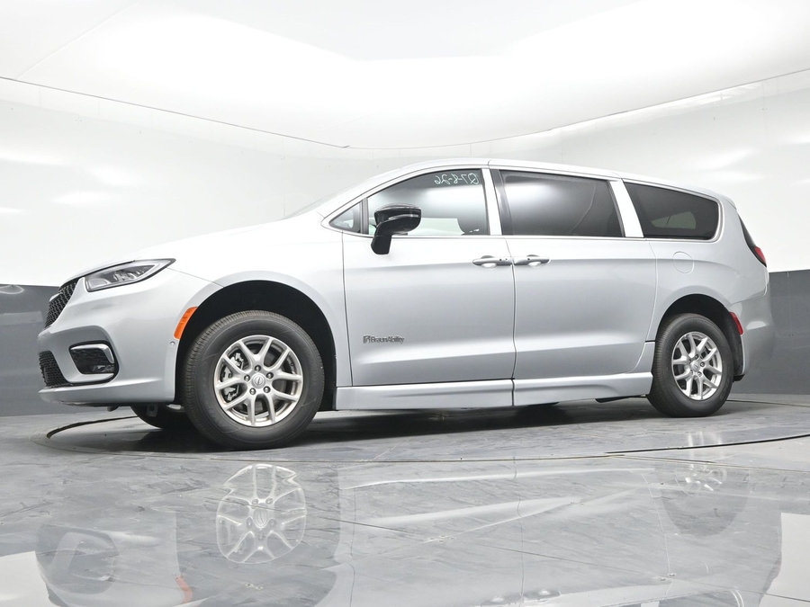 New 2026 Chrysler Pacifica Select - BraunAbility Side Entry Fold Out Automatic Ramp
