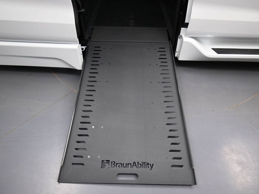New 2026 Toyota Sienna Hybrid XLE Base - BraunAbility Side Entry Entry In Floor Automatic Ramp