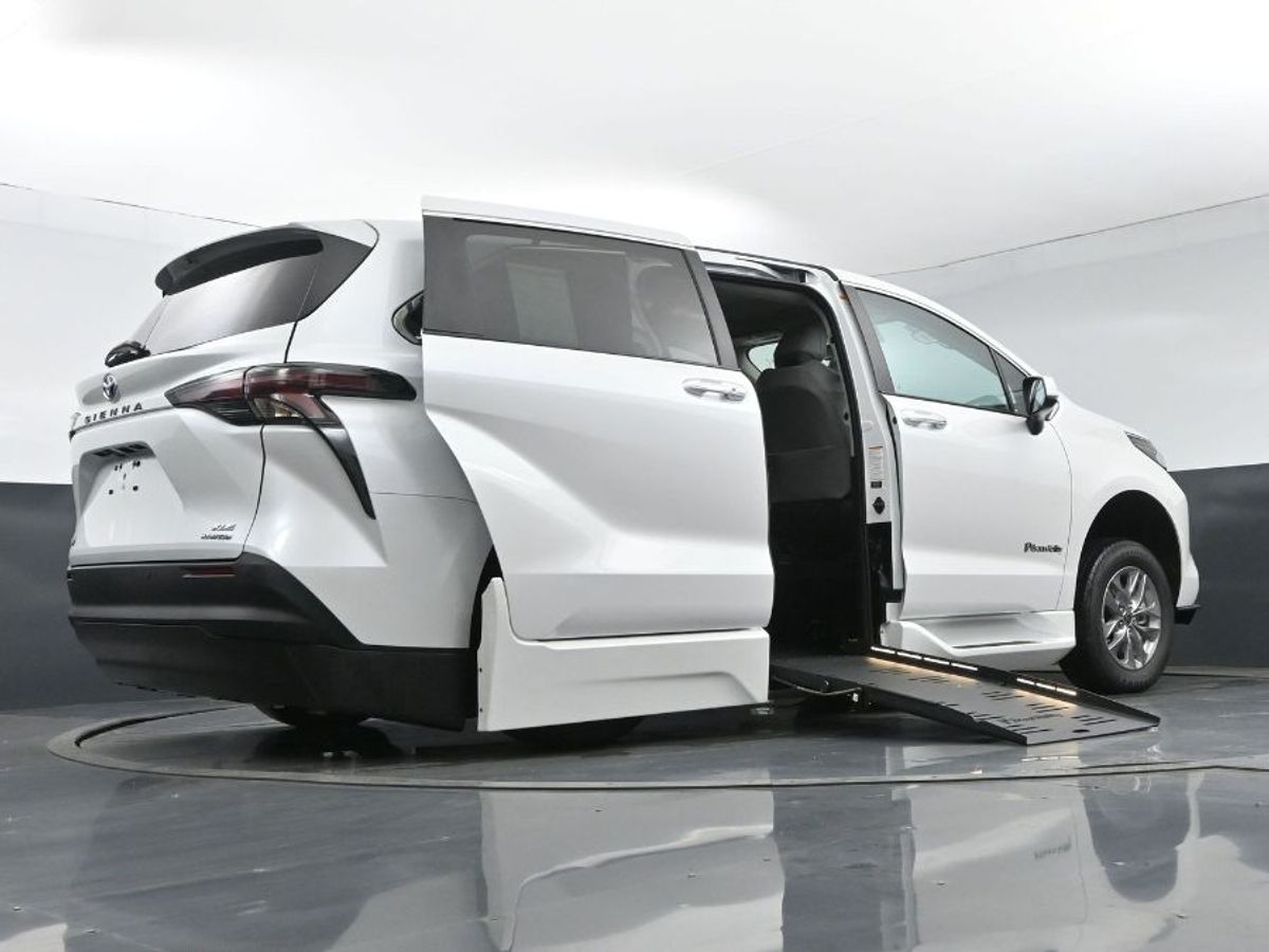 White Toyota Sienna image number 12