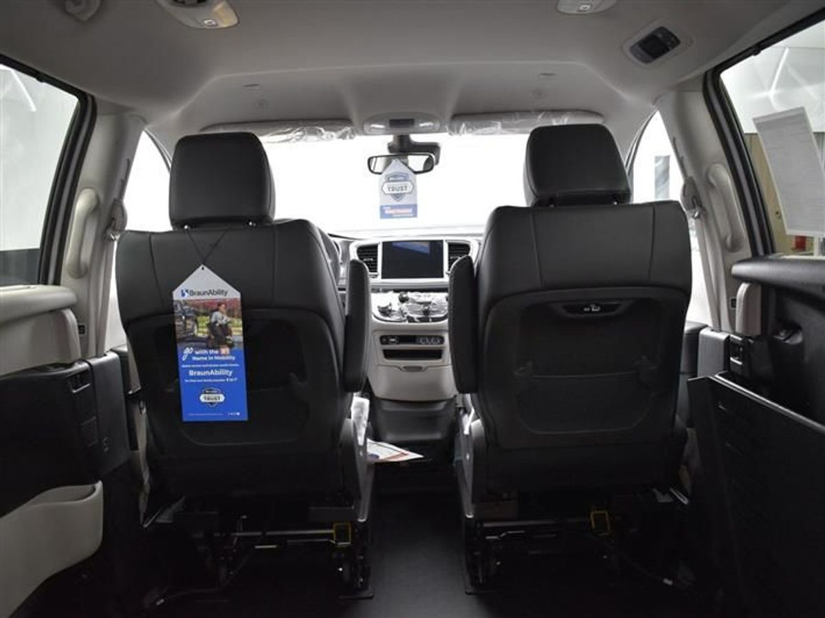 Silver Chrysler Pacifica image number 14