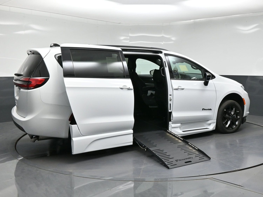 New 2026 Chrysler Pacifica Select Sport - BraunAbility Side Entry Fold Out Automatic Ramp
