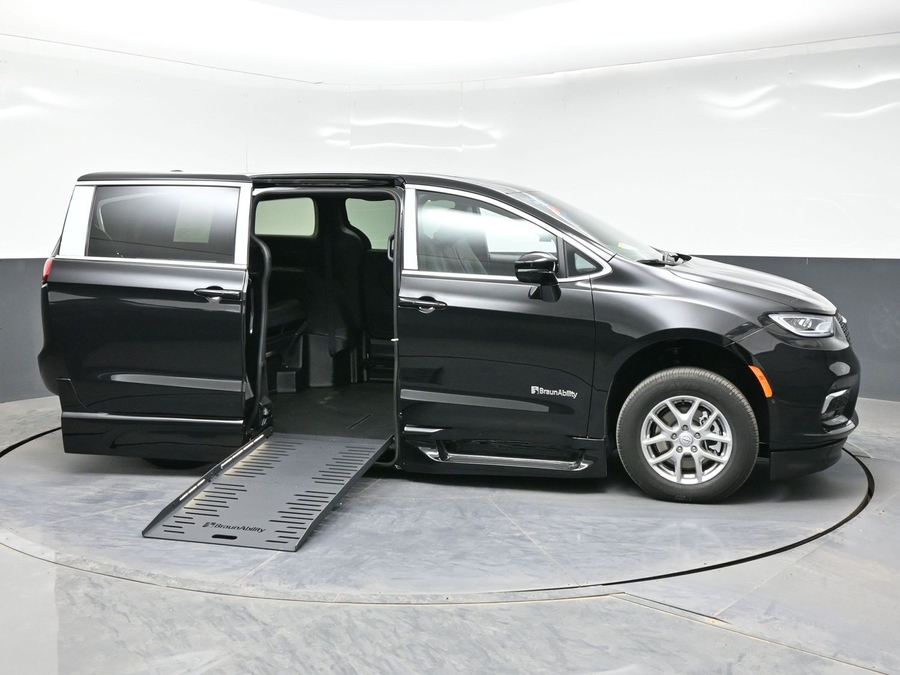 New 2026 Chrysler Pacifica Select Plus - BraunAbility Side Entry Entry Fold Out Automatic Ramp