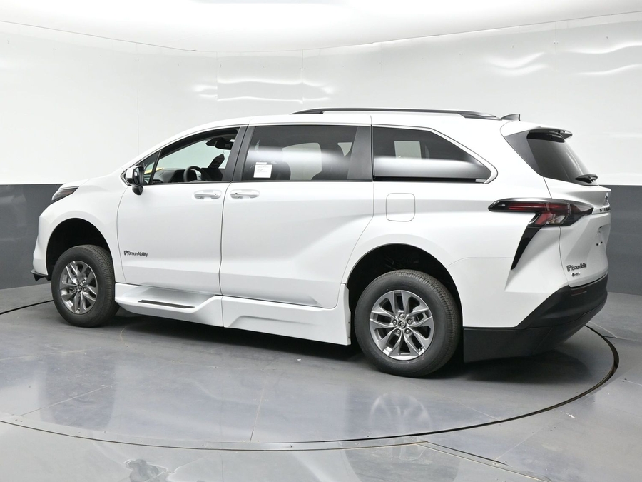 New 2026 Toyota Sienna Hybrid XLE Base - BraunAbility Side Entry Entry Fold Out Automatic Ramp