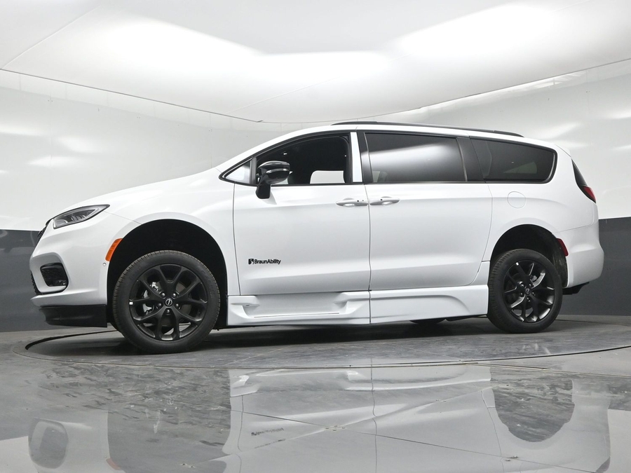New 2026 Chrysler Pacifica Select Sport - BraunAbility Side Entry Fold Out Automatic Ramp