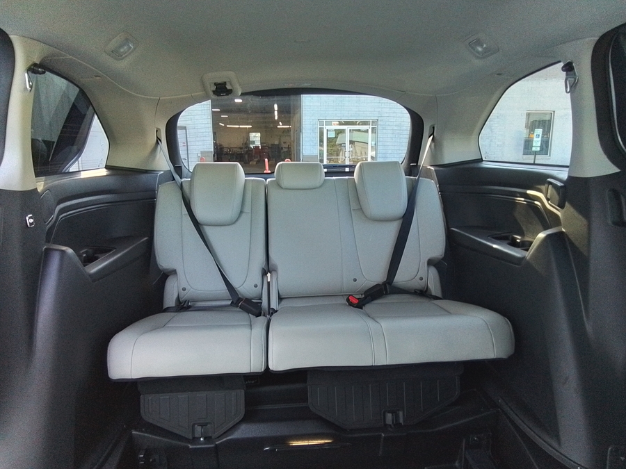 Silver Honda Odyssey image number 41