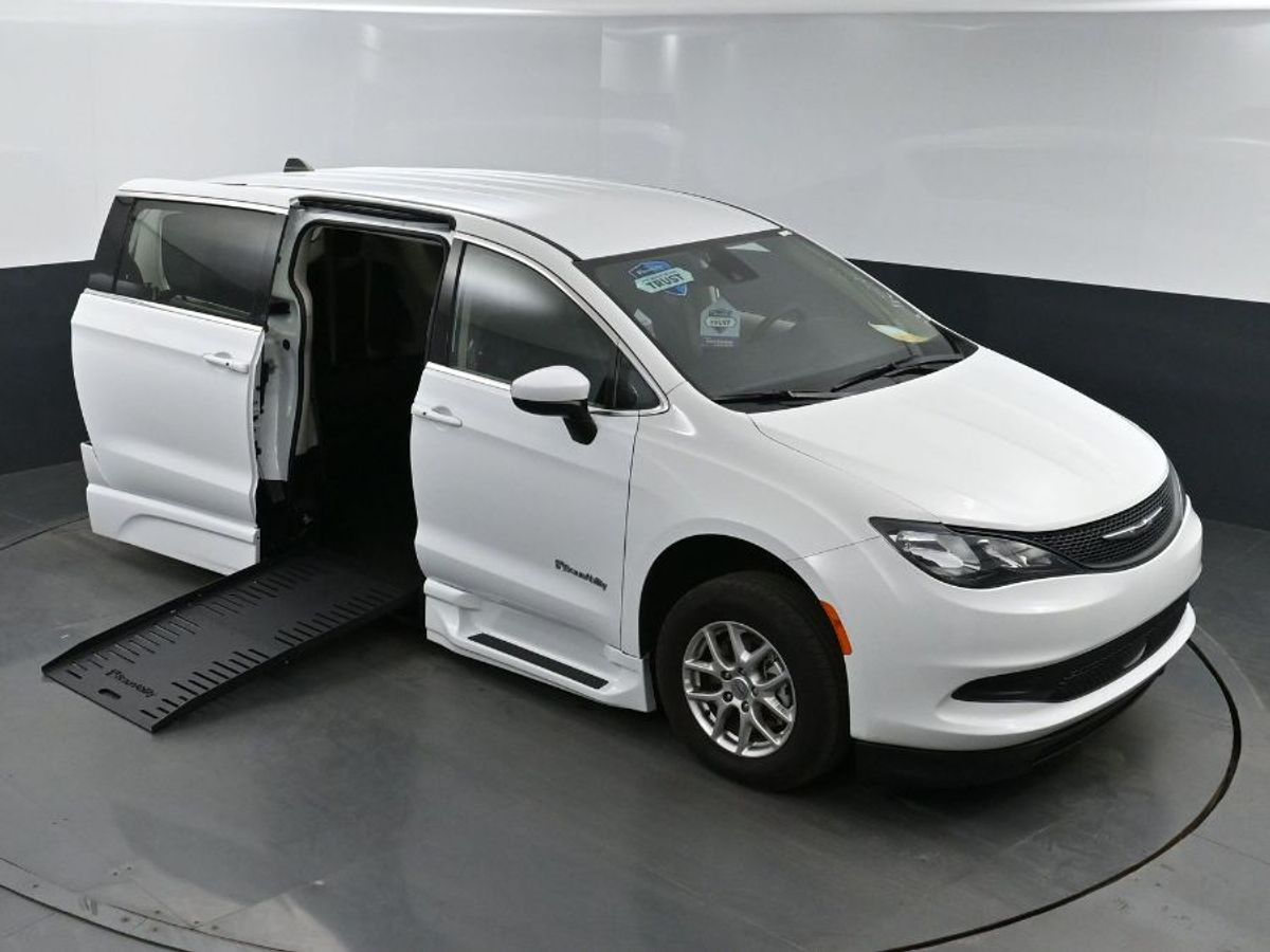 White Chrysler Voyager image number 22