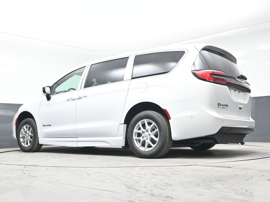 White Chrysler Pacifica image number 20