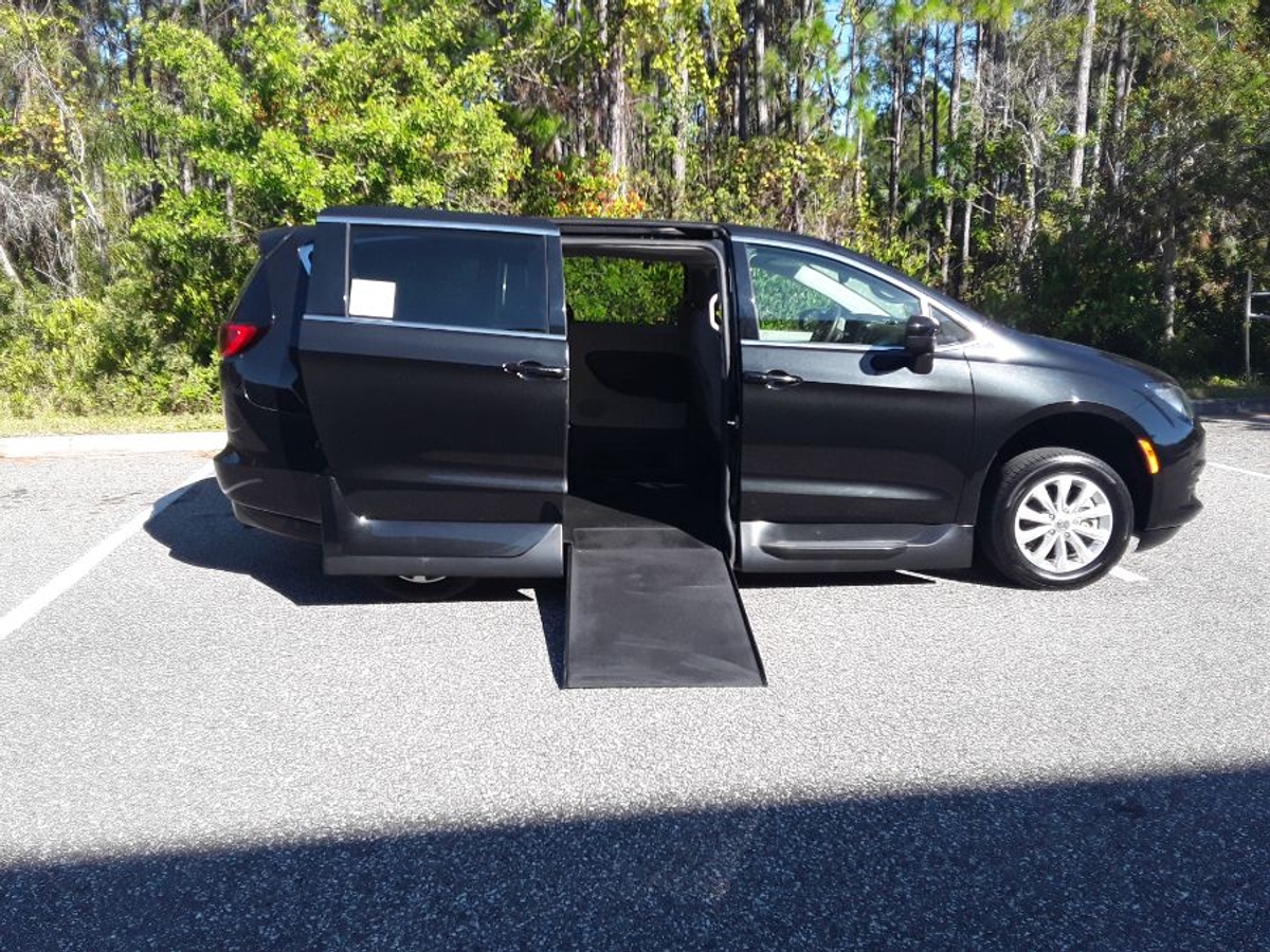 2017 Chrysler Pacifica Touring's photo