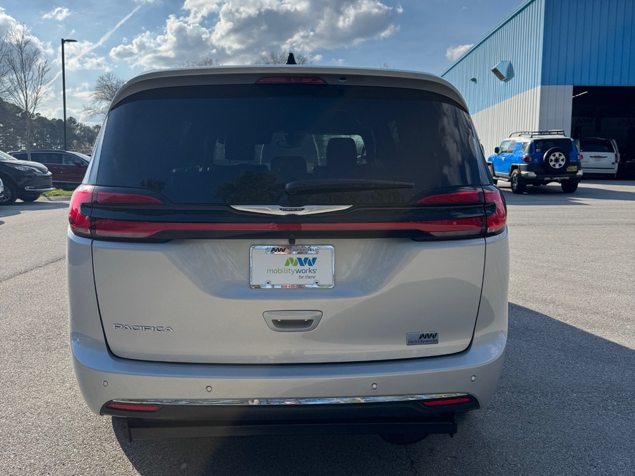 Silver Chrysler Pacifica image number 3