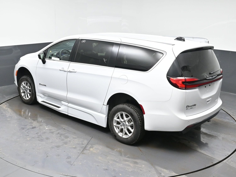 White Chrysler Pacifica image number 24