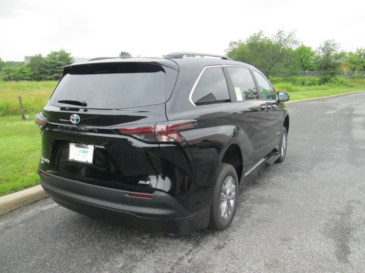 Black Toyota Sienna image number 8