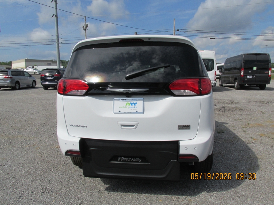 White Chrysler Voyager image number 8