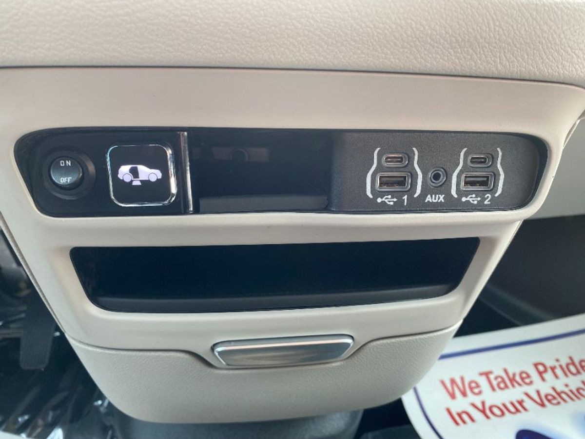 Silver Chrysler Voyager image number 12