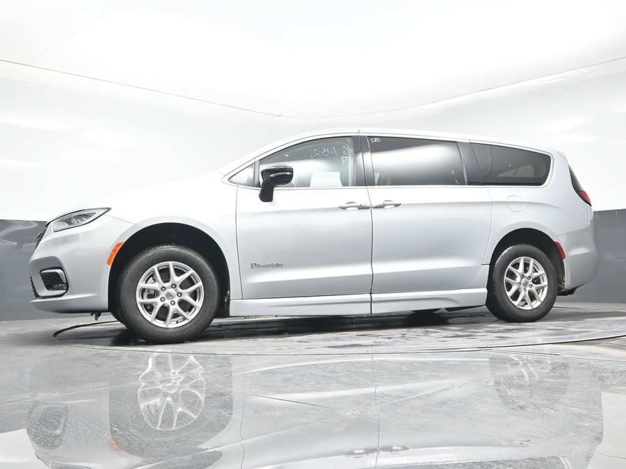 Used 2024 Chrysler Pacifica Touring L - BraunAbility Side Entry Entry Fold Out Automatic Ramp