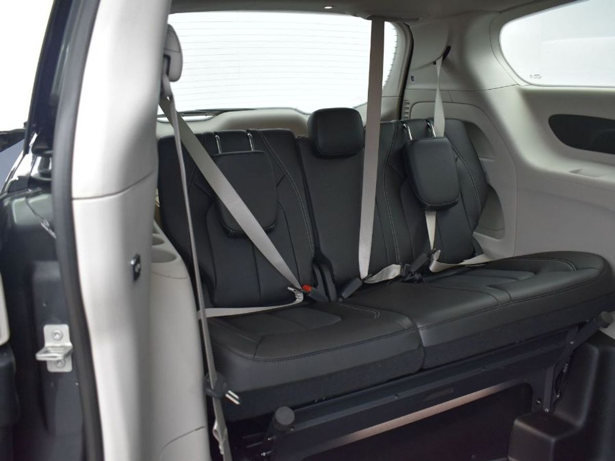 Grey Chrysler Pacifica image number 3