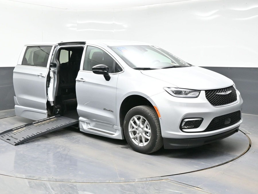 New 2026 Chrysler Pacifica Select Safety - BraunAbility Side Entry Entry Fold Out Automatic Ramp