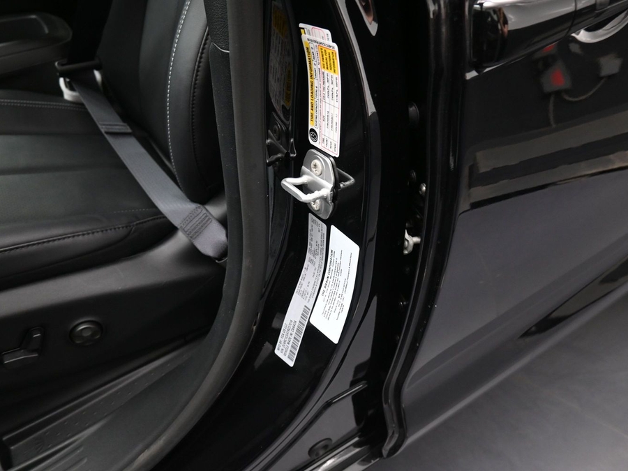 Black Chrysler Voyager image number 24