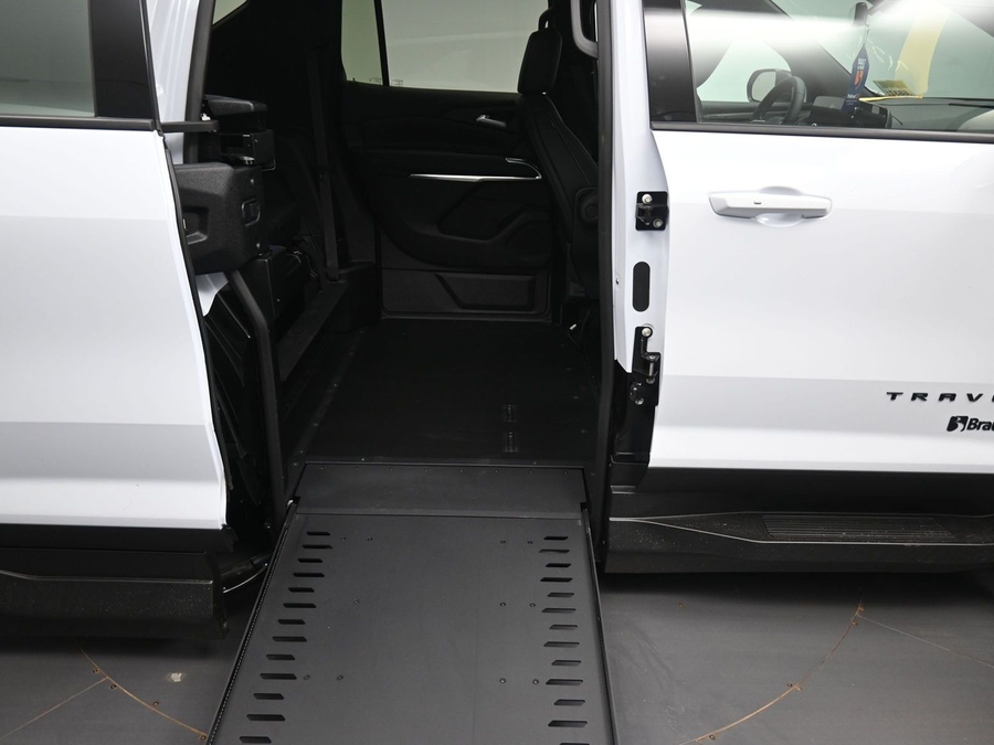 New 2026 Chevrolet Traverse 1LT Midnight - BraunAbility Side Entry In Floor Automatic Ramp