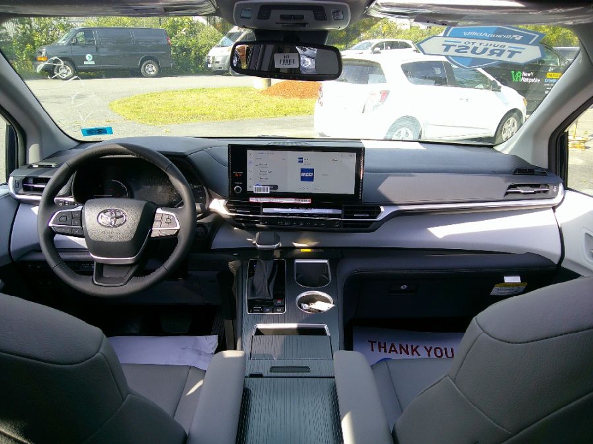 Blue Toyota Sienna image number 10