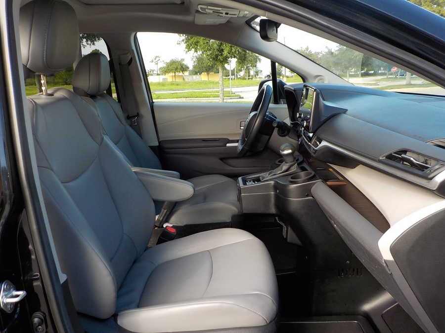 Black Toyota Sienna image number 39