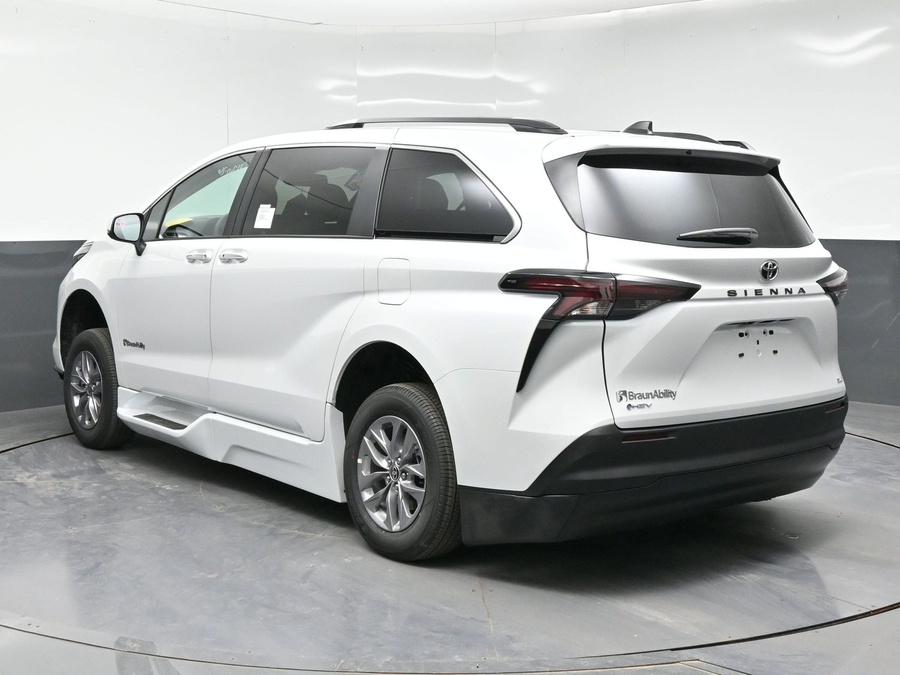 White Toyota Sienna image number 4