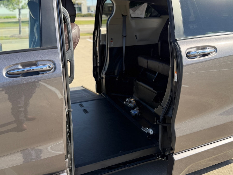 Used 2023 Toyota Sienna Hybrid Platinum - BraunAbility Side Entry Entry In Floor Automatic Ramp