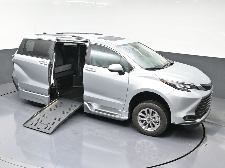 New 2025 Toyota Sienna Hybrid XLE Plus - BraunAbility Side Entry Entry Fold Out Automatic Ramp