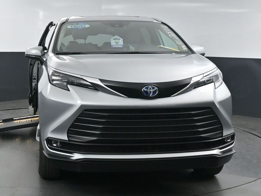 New 2025 Toyota Sienna Hybrid XLE Base - BraunAbility Side Entry Entry Fold Out Automatic Ramp