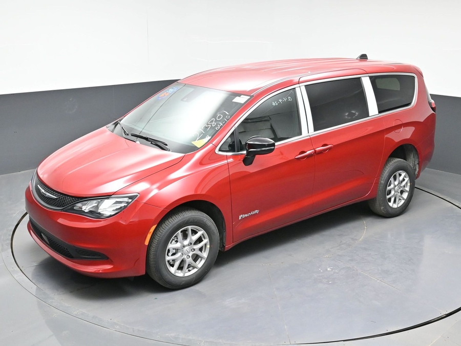 Red Chrysler Voyager image number 22