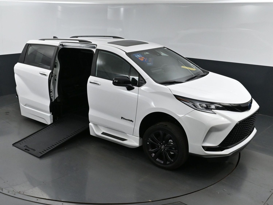 New 2025 Toyota Sienna Hybrid XSE Sport - BraunAbility Side Entry Entry In Floor Automatic Ramp