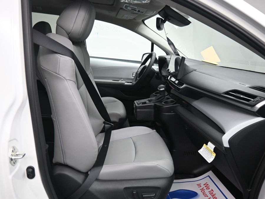 New 2026 Toyota Sienna Hybrid XLE Base - BraunAbility Side Entry Fold Out Automatic Ramp