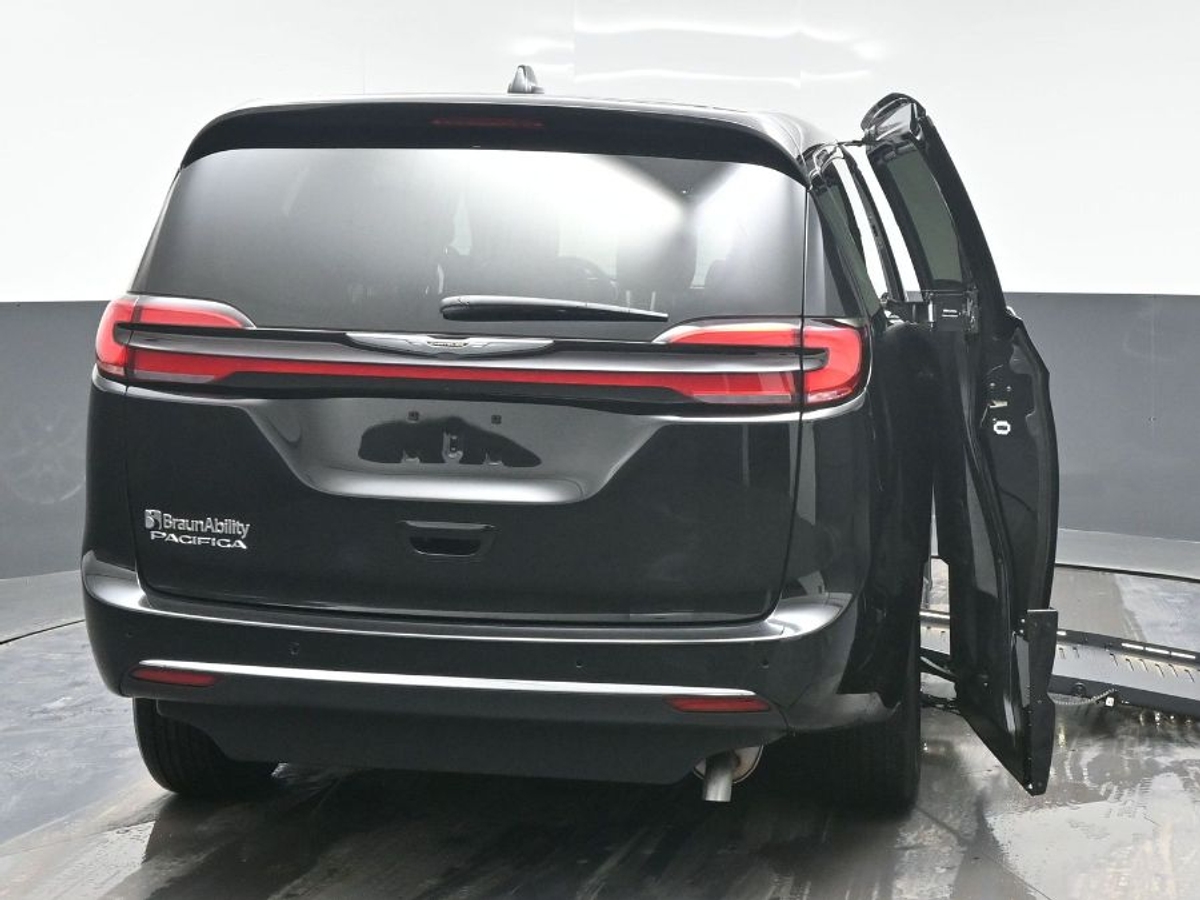 Black Chrysler Pacifica image number 4