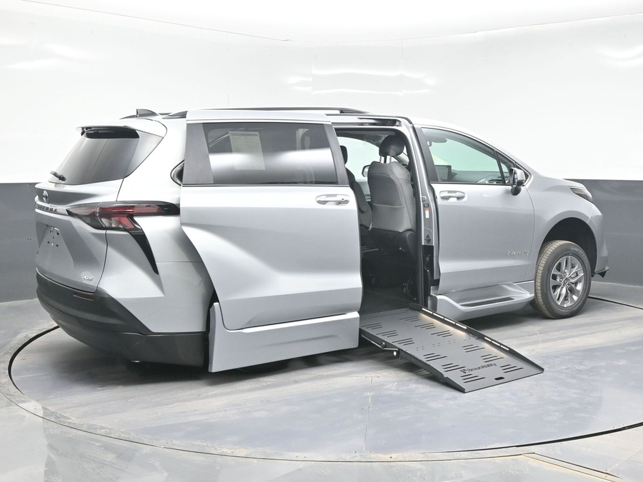 Silver Toyota Sienna image number 6